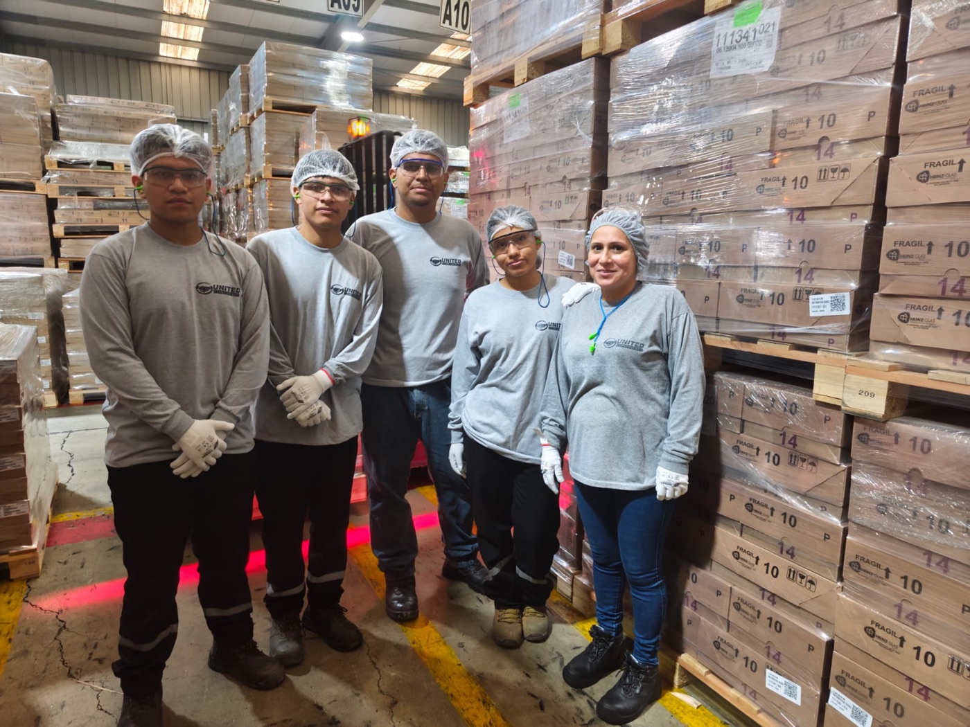 Equipo de United Continents en planta