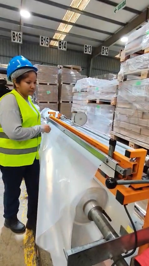 Operaria manejando equipo industrial